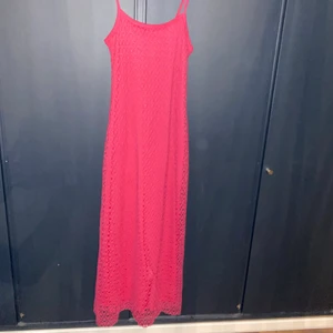 Rosa långklänning - Jättefin rosa långklänning köpt secondhand. Kommer tyvärr inte till användning, men skicket är som nytt! Perfekt klänning inför sommar och vår💞 Köparen står för frakten men jag kan mötas upp u Stockholm💞💜