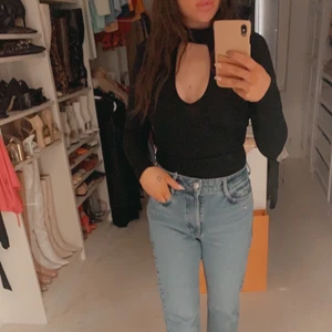 Svart body med urringning  - Säljer en svart body i fint skick. Finns inget att anmärka på. Kan mötas i Odenplan eller Enköping.