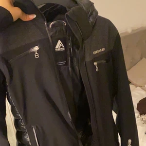 Fin jacka - Nu säljer jag min fina skidjacka som inte kommer till användning då jag knappt åker skidor. Det är ingen skidjacka igentligen men jag har använt den som det, passar bra som vår/höst jacka och även varmare vinter! Nypris var ca 2700kr