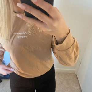 Beige Sweater med tryck - En fin sweater i nyskick