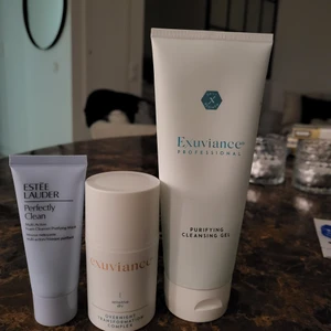 Exuviance, Estee lauder hudvårdsprpdukte - Exuviance, Estee lauder hudvårdsprpdukter. - Estee lauder perfectly clean -30ml oanvänd. - Exuviance overkligt transformation complex - 30% kvar -Exuviance purifying cleansing gel- kvar till enligt sträcket, se bild nr 2! Säljer alla för 150kr