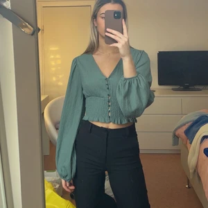 Grön blus  - Jättefin grön blus i storlek S från Monki. Kommer tyvärr inte till användning längre men har varit en stor favorit! Kan mötas upp annars står köparen för frakt! 