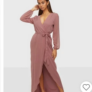 Balklänning/festklänning  - Säljer min klänning i storlek 36. Endast använd på ett bröllop. Kan fixa egna bilder om så önskas. Mitt pris 350 kr. Priset kan ev diskuteras.