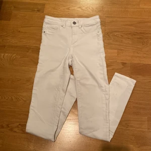 Vita jeans - Ett par vita tajta jeans. Dom har strech i sig men passar nog bara XS. Det finns några flackar på men det syns knappt! Jätte sköna!