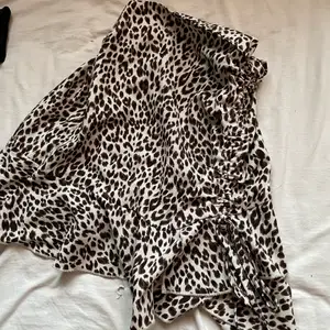 Jätte fin leopard kjol. Älskar den verkligen. Sitter så bra. Perfekt nu till sommaren. Den är även justerbar. Lite silkes typ