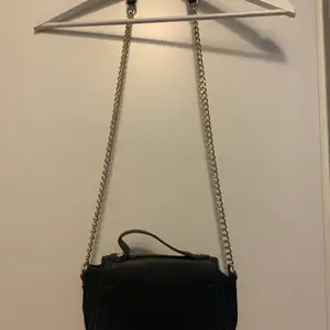Handväska från Only, knappt använd är som ny!