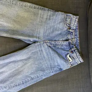 Hej säljer dessa jättesnygga Jeansen då de inte kommer till användning, har använt de 5-7 gånger så skulle säga att de har bra skick.💓