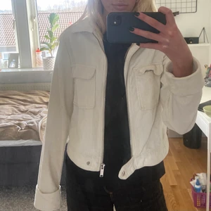 Vårjacka  - Superfin manchesterjacka som är perfekt nu till våren❤️