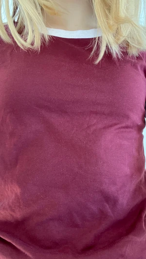 T-skirt från h&m  - T-skirt från H&M i stl xs. Säljer pga att den är för liten. Inga fläckar elelr slitningar och är i allmänt gott skick. 