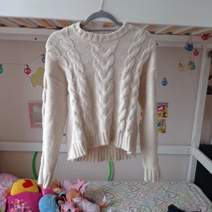Vit stickad tröja storlek M  - En vit stickad tröja, väldigt varm och skön. (Kontakta mig för frakt pris).