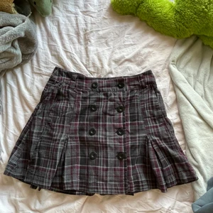 Kjol - Cool kjol med detaljer! Förstor för mig som har s. Hör av dig vid frågor eller funderingar🥰 Köparen står för frakt 45kr  📦 