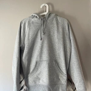 Hoodie från Bikbok - Jättebekväm vardaglig hoodie från Bikbok. Använd en del men fortfarande i godtagbart skick! Kan mötas upp i Söderköping eller Norrköping eller frakta mot betalning. Storlek XS men passar mig som bär S-M.