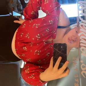 Sommar Topp Sl M - Säljer denna super fina sommar topp som är i super bra skick, inte använd så många gånger. Priset går att diskutera. Leveranskostnad diskuteras. 