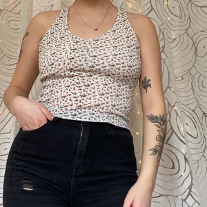 Somrigt linne - Jättefint blommigt linne med en superfin rygg. Vet inte var det kommer ifrån. Sprsamt använt. 