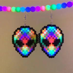 Örhängen Alien 👽  - Handgjorda egendesignade örhängen tillverkade av mini hamapärlor.