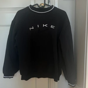 Nike sweatshirt - Säljer en sweatshirt från Nike. Den är i väldigt bra skick, utan fläckar och dylikt. Står ingen storlek i tröjan men sitter som en S. 