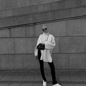 TOTEME tröja - ❗️LÅNADE BILDER❗️Gör en intressekoll på denna fina tröjan från TOTEME strl S. Köpt för ca 1 år sedan på NK i Stockholm och är endast använd 2 gånger sedan dess. Nypris 4500kr. Är det någon som är intresserad så skriv på DM!