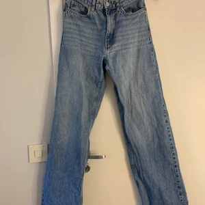 Lågmidjade jeans - Super fina jeans i gottskick! de är i st s och är bra längd för mig som är 1,64. De är låga i midjan och framhäver kurvorna på kroppen väldigt bra. Säljer pgr att de är för små för mig.🤍⭐️