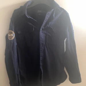 Ralph lauren naval - Bra skick använd ett fåtal gånger köpt på pondus för ca ett år sen för 1800. Pris kan diskuteras.