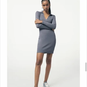 Populär KLÄNNING MED TENNISKRAGE RIB - Oanvänd klänning från Zara med långa armar och krage. Färg gråblå nypris 199 