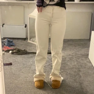 Beiga vida byxor! - Säljer mina super fina beiga vida byxor från bikbok i storlek 26❤️🥥