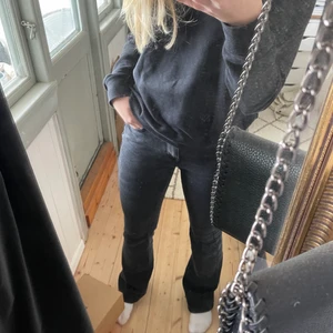 Jeans strl 34 - Säljer dessa snygga jeans från asos i storlek 34. Väldigt bra skick !!💕💕