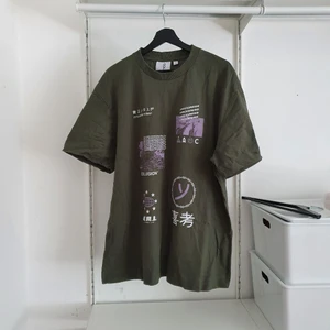 Collusion t-shirt  - T-shirt ifrån collusion. Använd 1 gång, i fint skick. Har ni några frågor eller vill ha fler bilder är det bara till att skriva. Betalning via swish.