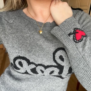Zadig & Voltaire sweater - Säljer denna ur snygga Zadig & Voltaire tröjan från deras Deluxe kollektion i 100% cachemire!! Så fina detaljer med motivet ”love” på framsidan🥰 Nästan aldrig använd och därav i toppskick!!❤️‍🔥 buda privat eller köp direkt för 1000kr⚡️⚡️