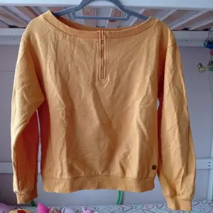 En pastel gul långärmad tröja. Är köpt vid barna delningen men pasar även ungdomar. (Konstant mig för frakt pris).