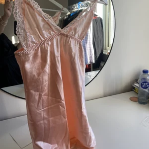 Nattlinne - Oanvänt nattlinne, säljer pga förlitet