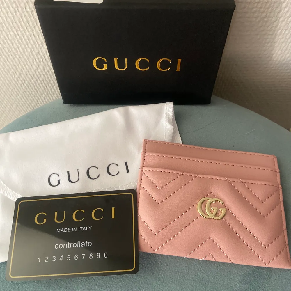 En Gucci inspirerad korthållare med serienummer, allt på bilden ingår. Skriv för fler bilder!. Väskor.