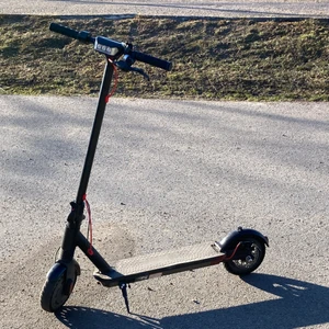 El scooter  - Tvättas innan den säljs Max hastighet 20 km/h 2,5 mil med med fullt batteri en skruv saknas men den kör  utmärkt utan ,lampa finns 
