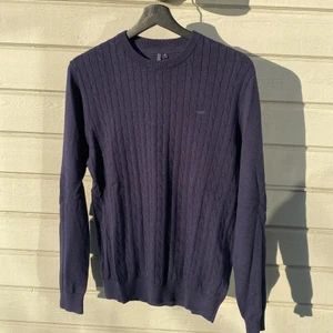 Hampton Republic Stickad Ströja (M) - Stickad Tröja från Hampton Republic i storlek M. I fantastiskt skick, använd endast fåtal gånger. Tröjan är kabelstickad endast på framsidan, både baksida och armar är vanlig stickning. Sitter perfekt i storleken, true to size.