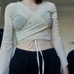 Blekgul omlott-topp - En romantisk omlottkofta i blekgult/beigt meshtyg. Ärmarna är trekvarts, skurna på diagonalen och har en s.k lettuce hem. Toppen är använd ett fåtal gånger och är I mycket gott skick. Då den är justerbar och tyget är stretchigt passar den storlek xs till m. Jag möts upp i Malmö, annars betalar köparen en mindre summa för frakt. DMa för frågor/detaljer/bilder osv 💌