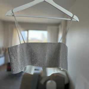 Populär strass topp från Zara  - Super poppis slutsåld topp från Zara använd 1 gång storlek XS/S