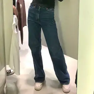 Ett par blåa jeans i modellen Yoko från Monki som är för små. Använt en gång. Frakt och pris kan diskuteras 💙💙💙💙 OBS!! eventuella fläckar/prickar på bilden är den spegeln