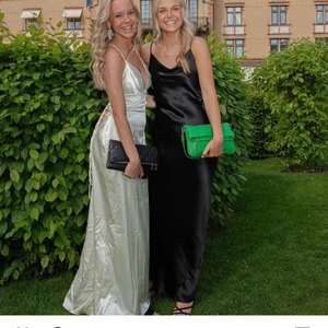 Balklänning - Säljer min fina balklänning som endast är använd en gång! Hann inte stryka den innan balen då jag bytte klänning i sista sekund därav att den är skrynklig i nedre delen!!! Super fin rygg och man justerar banden efter hur tight man vill att den ska sitta! Jag är vanligtvis en S men den skulle kunna passa både en storlek upp och en storlek ner!