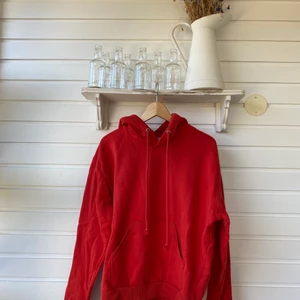 Röd hoodie, Weekday, XS - Röd hoodie från weekday, använd få gånger. Passar mellan Xs - S