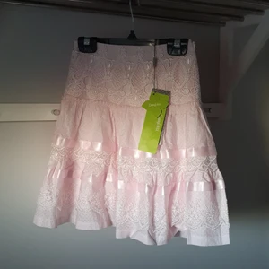 Ny kjol - En ny Kjol strl L men den är liten i storlek så skulle säga att den passar M. Dragkedja i sidan. Lappar sitter kvar. 