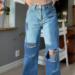 Vida blå jeans från shein! ❤️ säljer för dem är förstora och där av har jag bara använt dem nåra gånger! 💙👖