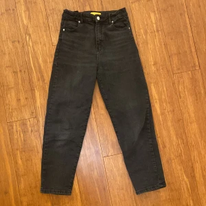 Young Gina Svarta Jeans! 100 kr - Köpta i September för 399 kr från Gina Tricot. Finns resårband vid midjan!! 