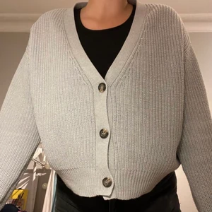 Kofta lager 157 - En kofta i storlek M men passar både mindre och större från Lager 157. Bra skick. Nypris 150kr.