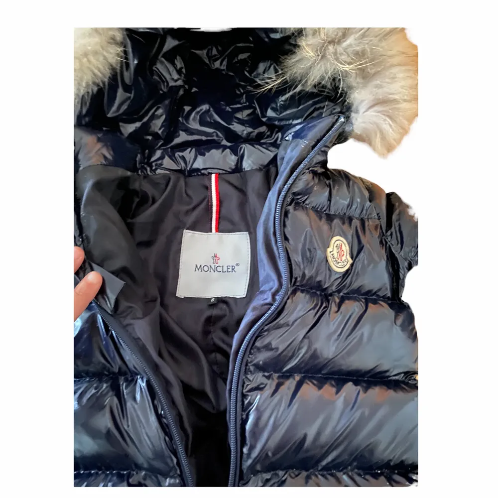 Moncler barn overall som passar ditt barn som är upp till 8 månader följ oss här och även instagram @instabutik.se. Jackor.