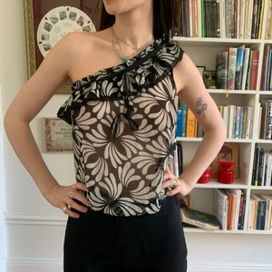 Snygg topp - As snygg one-shoulder topp 😻 kan mötas på söder annars tillkommer frakt ✨