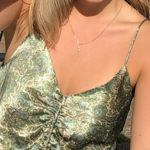 Zara klänning - Slutsåld på hemsidan !!! Zara miniklänning i glansigt tyg💝💝💝 reglerbara axelband