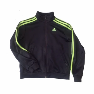 Svart o grön Adidas kofta - En svart adidas kofta med gröna ränder i fint skick. Den är i storlek S men passar också som XS
