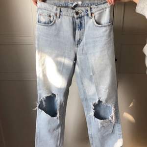 Jeans från & other stories strl 26. Supersnygga vintage slitningar!