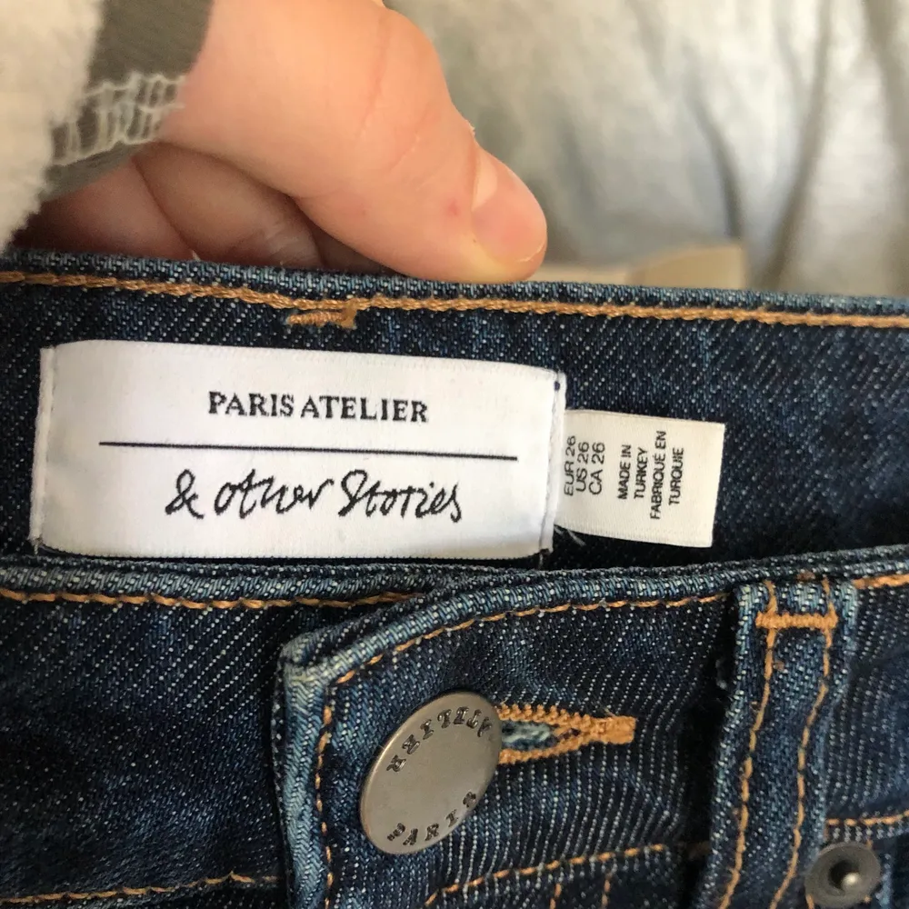 Jeans från & Other stories i strl 26. Supersnygga i väldigt fint skick säljes för 400kr. Jeans & Byxor.