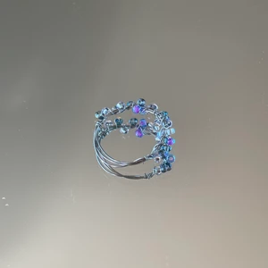Ring - Handgjorda ringar med sjukt fina stenar och pärlor 🪐✨Alla som finns ute kan köpas men även göras på beställning med samma material och med både guld och silvrig ståltråd. Skriv vid intresse, frågor om storlek eller fler bilder!! 1 för 50kr, 2 för 80kr💕  ************************** Checka min profil där jag har en massa mer smycken utlagda!! Finns i flera färger och modeller:) Frakt ingår i priset, perfekta för dig som vill sätta en personlig prägel på stilen eller att ge bort i present ❤️‍🔥puss❤️‍🔥