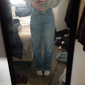 NA-KD jeans med hög midja storlek 38 - Använda fåtal gånger, höga i midjan, har själv storlek 38 i byxor och de sitter något löst på mig, bra längd I benen